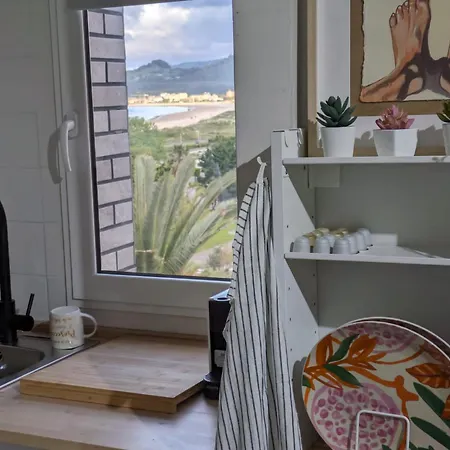 Daire Katt Y El Mar Laredo